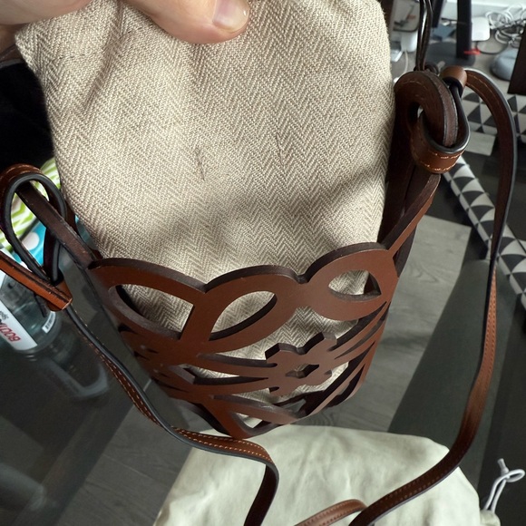 LOEWE
Anagram cut-out pocket in classic calfskin and canvas - Picture 6 of 14